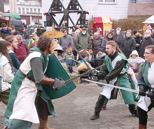 Schwertkämpfe der Gruppe Leitwölfe beim Mittelalterspektakel im Bietigheimer Stadtteil Buch.