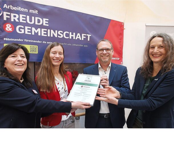 Übergabe des Pflegsiegels (von links): Heimleiterin Mirjana Androic, Gesundheitsmanagerin Andrea Koch, der stellvertretende AOK-Geschäftsführer Jörg Schmautz und Sandra Kunzmann von der AOK.