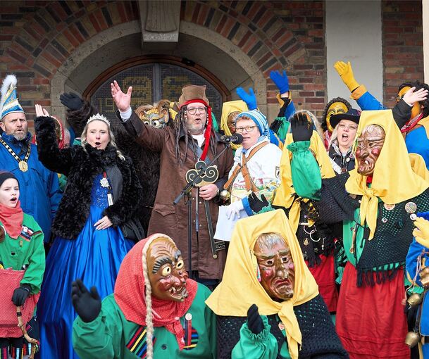 Die Narren übernehmen das Regiment. Kornwestheims OB Nico Lauxmann muss klein beigeben.