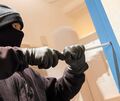 Die Täter drückten gewaltsam die Schiebetür auf und gelangten so ins Innere der Passage.