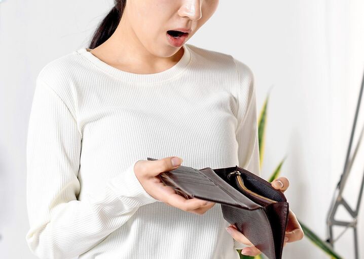 Mit geschickten Methoden schaffen es Betrüger immer wieder, Leuten das Geld aus der Tasche zu ziehen. Symbol