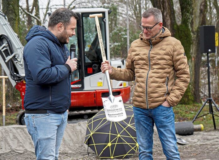 Bürgermeister Thomas Winterhalter (links) und der Beigeordnete Stephan Retter beim Spatenstich.