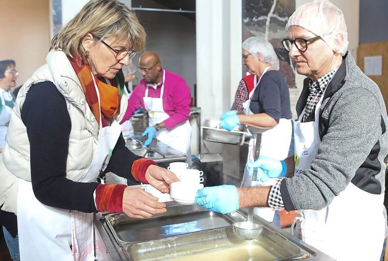Andreas Haase hat am Montag unzählige Tassen mit Suppe gefüllt. Er ist einer von zahlreichen Ehrenamtlichen.