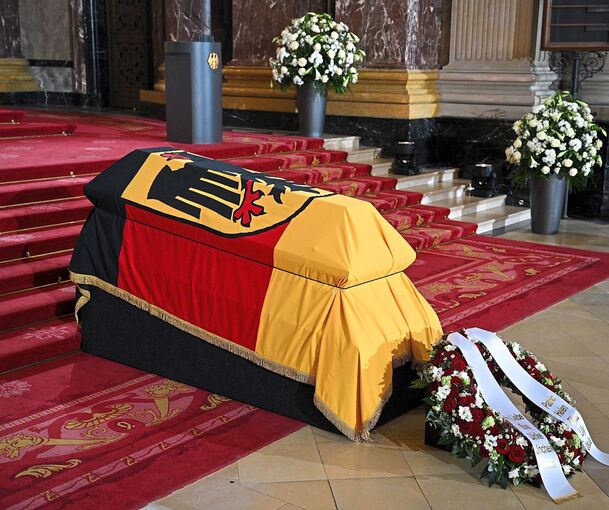 Unter einer Flagge mit Bundesadler liegt der Sarg des verstorbenen ehemaligen Bundespräsidenten.