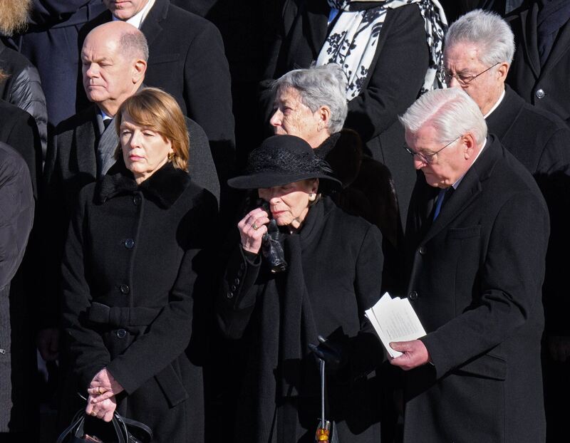 Eva Luise Köhler eingerahmt von Ehepaar Steinmeier/Büdenbender.