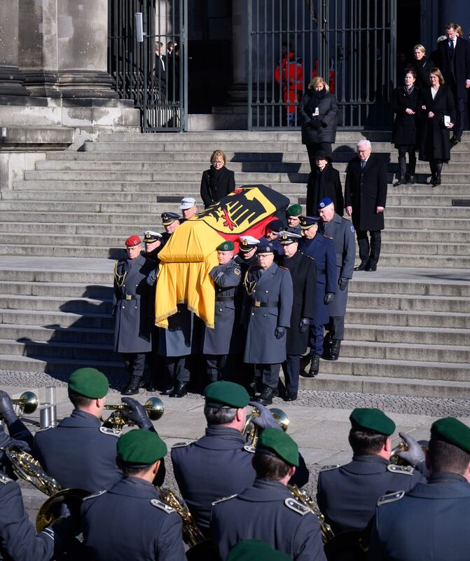 Militäriesch Ehren für den verstobenen Bundespräsidenten.