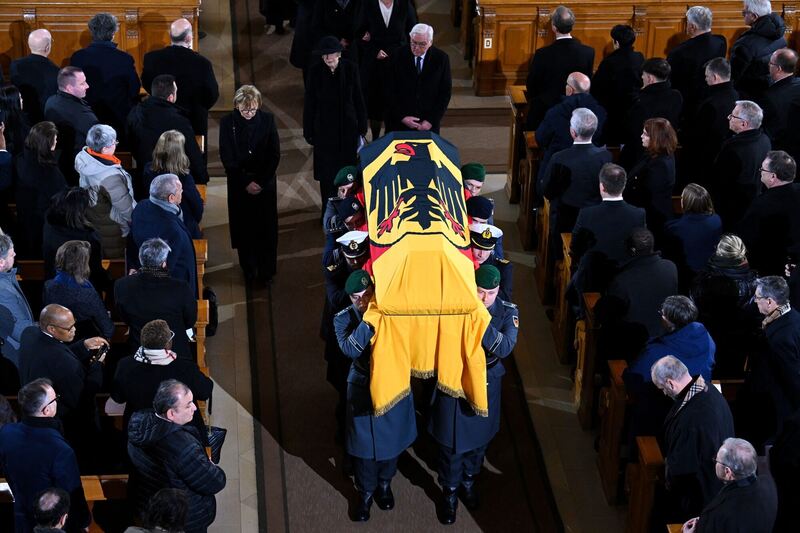 Eine Flagge mit Bundesadler schmückt den Sarg.