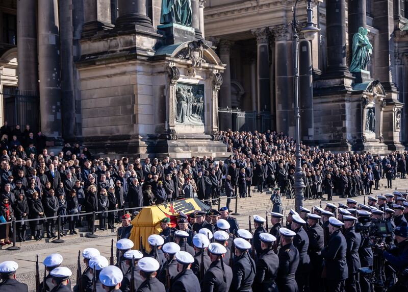 Militäriesch Ehren für den verstobenen Bundespräsidenten.