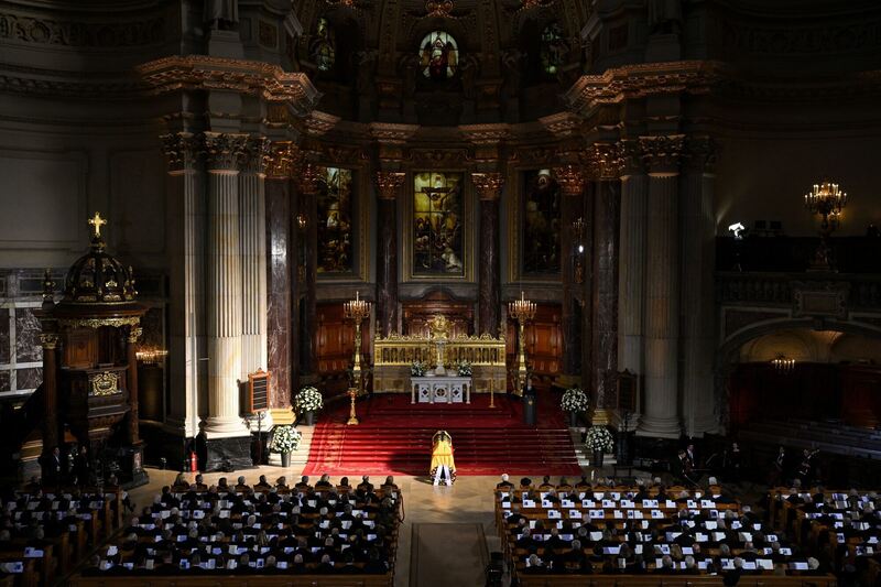 Trauergesellschaft im Dom.