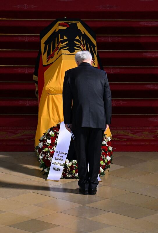 Bundespräsident Frank-Walter Steinmeier verbeugt sich am Sarg.