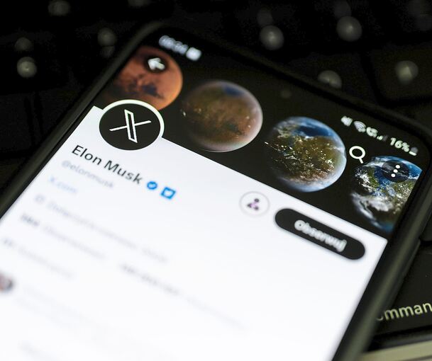 Elon Musk hat aus Twitter X gemacht. 2024 fiel seine Plattform auch bei REspect! durch deutlich mehr Fälle von Hatespeech auf.