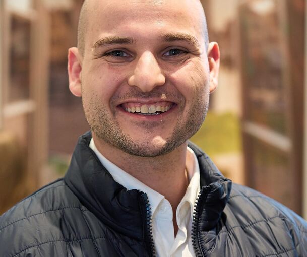 Benedikt Hofmann hat seine berufliche Laufbahn als Fahrdienstleiter der Deutschen Bahn begonnen. Jetzt ist er im Ludwigsburger Rathaus Stadtbahn-Projektleiter und neuerdings auch Bahnhofsbeauftragter.