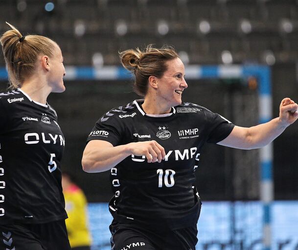 Ein Bild aus alten Zeiten: Anna Loerper (rechts) bejubelt im Mai 2021 mit Antje Döll den Sieg im Pokal-Halbfinale gegen Metzingen. Am Mittwoch ist die Ex-Nationalspielerin als WM-Botschafterin für den Spielort Stuttgart in der MHP-Arena – und verfolg