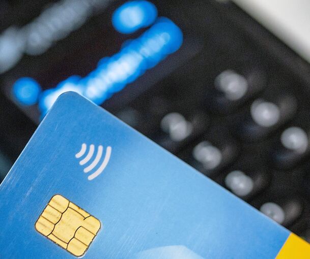 Unbekannte gaben sich als Bankmitarbeiter aus und erbeuteten eine vierstellige Summe.