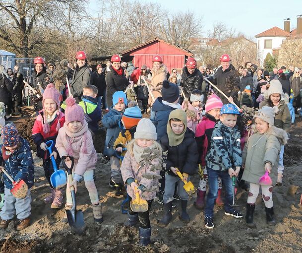 Die Kindergartenkinder helfen den Großen beim Spatenstich.