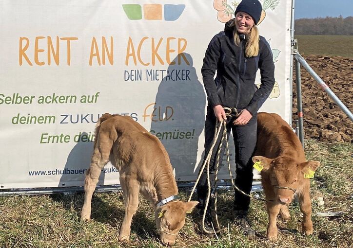 Den sonnigen Februar-Tag nutzte FÖJlerin Hannah für einen „Gassigang“ mit dem Limpurger-Nachwuchs. Den sonnigen Februar-Tag nutzte Hannah für einen „Gassigang“ mit dem Limpurger-Nachwuchs.