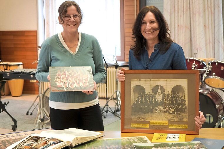 Die beiden Vorsitzenden Annette Greiner (links) und Judith Szulczynski haben in den vergangenen Monaten viele Fotos für die Festschrift zusammengesucht.