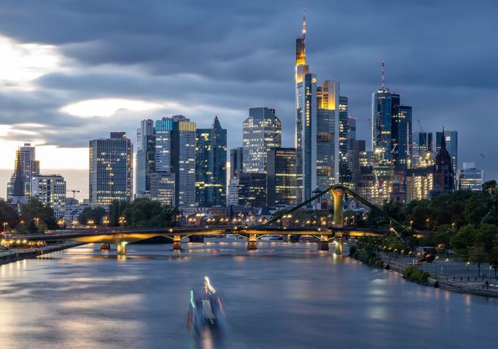 Skyline von Frankfurt bei Nacht