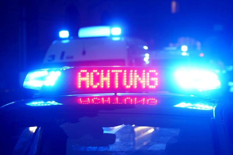 Achtung Leuchte auf Polizeiwagen - Symbolbild
