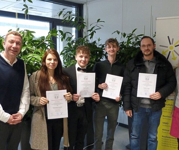 Schulleiter Steffen Benz, Randi Oliveira Ramalhi, Silas Gheorghe, Kai Mörgenthaler, Thomas Neumüller und Abteilungsleiterin Sabine Schröder.
