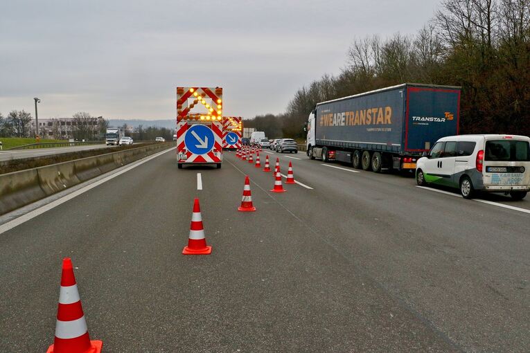 Der Verkehr aus Richtung Heilbronn ist auf Höhe Feuerbach ausgeleitet worden.