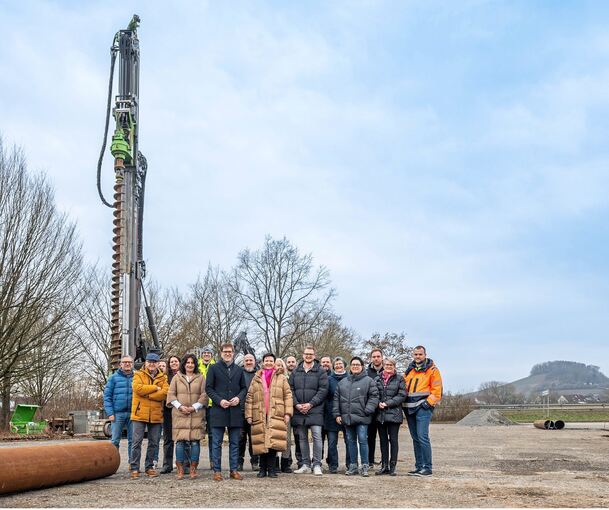 Beim Baustart des Großprojekts passen die beteiligten Menschen und Maschinen gerade so zusammen auf ein Bild.