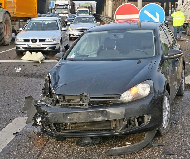 Der VW wurde bei dem Unfall stark beschädigt.