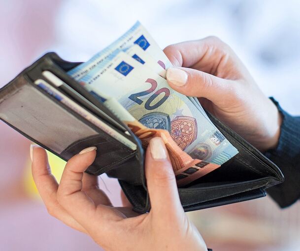 Der Unbekannte hat der 75-Jährigen Bargeld aus dem Geldbeutel gestohlen.