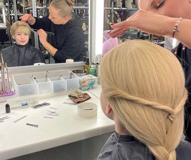 Malou Dachner in der Maske: Mit der blonden Perücke ist die Verwandlung abgeschlossen. Unter dem Frisierumhang hat sie bereits das Elsa-Kleid an. Fotografiert werden darf dies aus rechtlichen Gründen allerdings nicht.