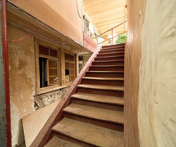 Diese Holztreppe stammt zwar nicht aus der Bauzeit um 17.20, ist aber dennoch sehr alt.