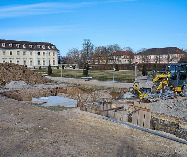 Zwischen See und Schloss wird die Pumpe verbuddelt.