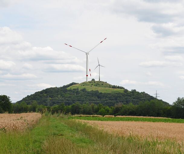 Blick aus Ditzingen auf den Grünen Heiner: Hier soll ein neues, größeres Windrad her. Das alte würde dann abgebaut werden.