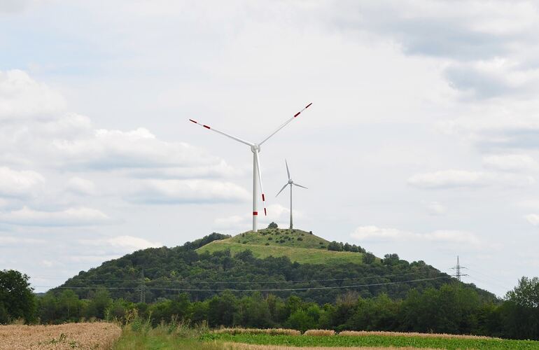 Blick aus Ditzingen auf den Grünen Heiner: Hier soll ein neues, größeres Windrad her. Das alte würde dann abgebaut werden. Blick aus Ditzingen auf den Grünen Heiner: Hier soll ein neues, größeres Windrad her. Das alte würde dann abgebaut werden.