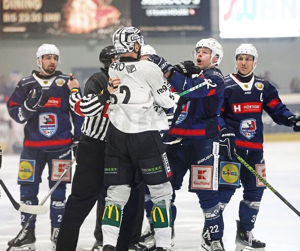 Emotionales Derby: Hier geraten Steelers-Neuzugang Jan Vesely (Mitte) und Falken-Center Thore Weyrauch (Heilbronn) aneinander.