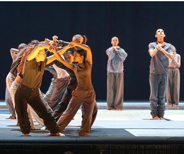 Jugendliche verleihen ihrem Gefühlsgewirr tänzerischen Ausdruck.