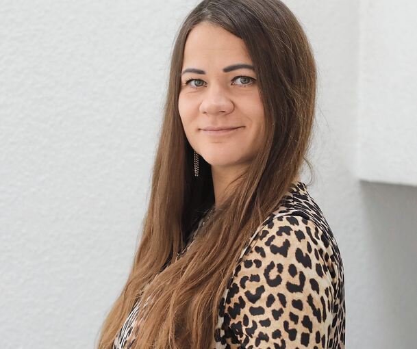 Iryna Verbivska erzählt, dass sie in der Ukraine eine erfolgreiche Unternehmerin war - dann kam der Krieg. In Deutschland konnte sie wegen ihrer hervorragenden Sprachkenntnisse schnell Fuß fassen.