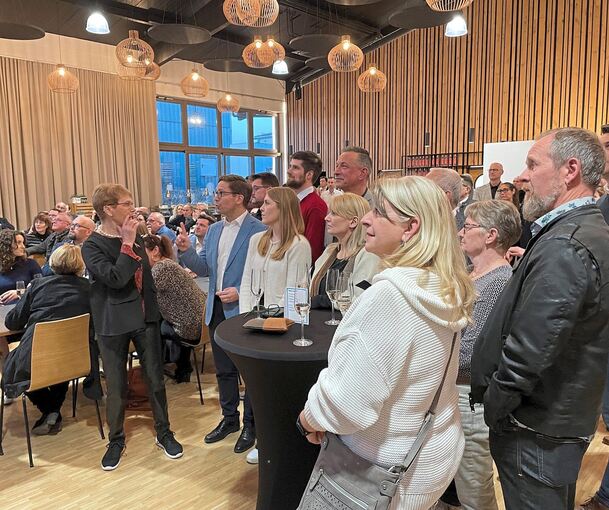 Die ersten Ergebnisse laufen ein: CDU-Bundestagsabgeordneter Fabian Gramling (im blauen Jackett) hatte am Sonntag Grund zur Freude.