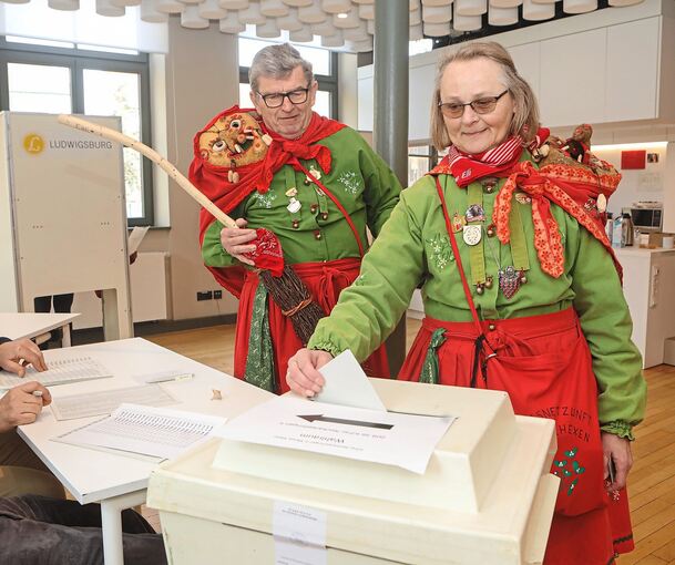 Auch im Faschingskostüm darf man wählen, sofern das Gesicht erkennbar bleibt: Hier zwei Mistelhexen an der Wahlurne in Neckarweihingen.