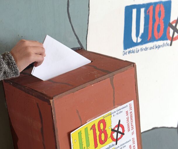 U18-Wahl: Bei der Jugendwahl wird von Kindern und Jugendlichen, meist außerhalb der Schule, gewählt.