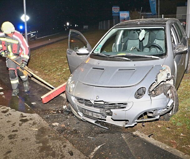 Der 41-Jährige erlitt leichte Verletzungen, sein Beifahrer blieb unversehrt. Der 41-Jährige erlitt leichte Verletzungen, sein Beifahrer blieb unversehrt.