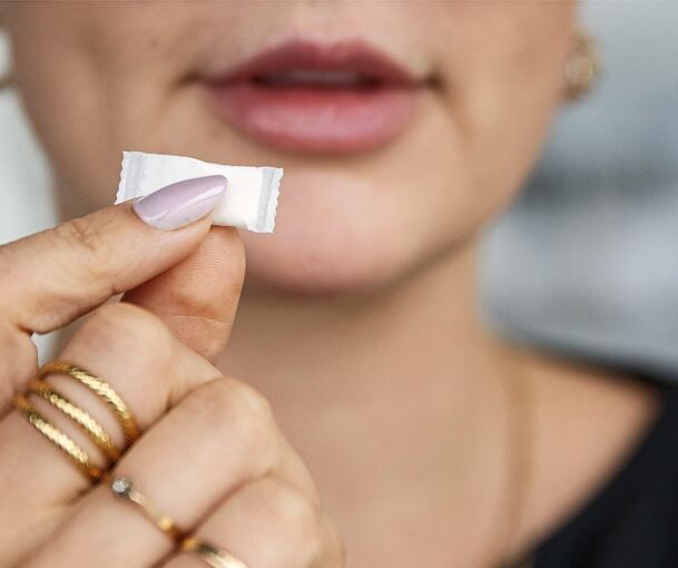 Kleine, weiße Nikotinbeutel werden in Deutschland immer häufiger konsumiert. Sie sind unauffälliger als Zigaretten, bringen aber auch Gefahren mit sich.