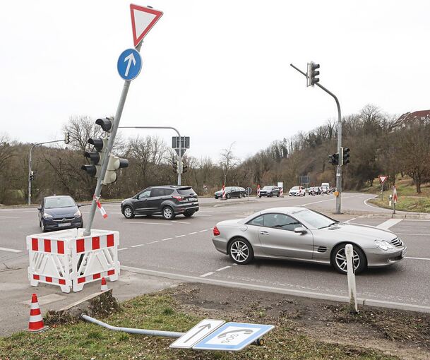 Derzeit ist die Ampel aus und von Marbach kommend nur eine Linksabbiegespur befahrbar, wodurch der Verkehr schlechter abfließt.