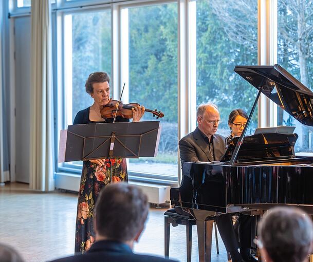 Ehegatten-Rubato vom Feinsten: Die Violinistin Anke Dill und der Pianist Florian Wiek (mit Notenwenderin).