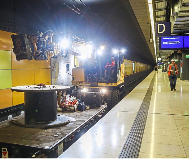 Seit mehreren Sommern ist immer in den großen Ferien (wie hier 2023) die unterirdische Stammstrecke hinter dem Hauptbahnhof gesperrt – derzeit wird aber auch abends und an manchen Wochenenden dort gearbeitet.
