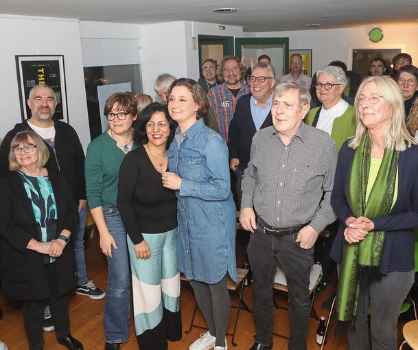 Schon am Wahlabend gibt es bei der Party der Ludwigsburger Bundestagsabgeordneten Sandra Detzer (im Jeanskleid) so manchen kritischen Blick auf die Ergebnisse.