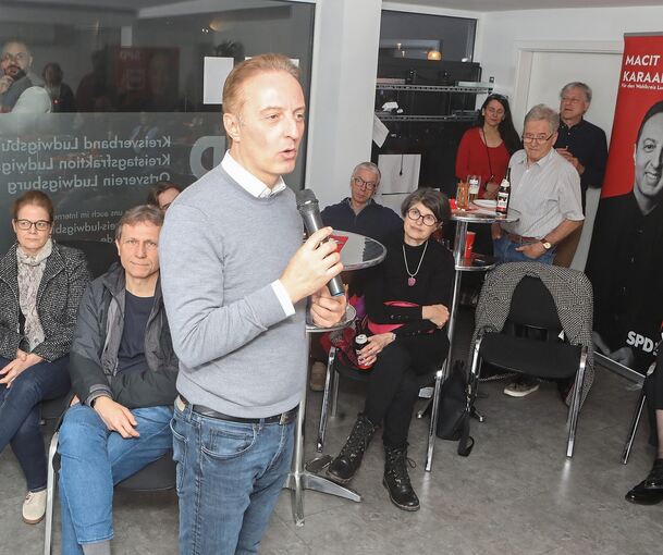 Im Haus der SPD: Macit Karaahmetoglu hat mit der SPD eine schwere Niederlage einstecken müssen, jetzt will er Gas geben.