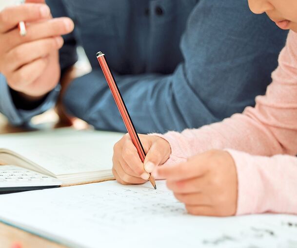 Kinder bei den Hausaufgaben zu helfen, ist nur eine Aufgabe, die ein Jugendbegleiter ehrenamtlich übernehmen kann.