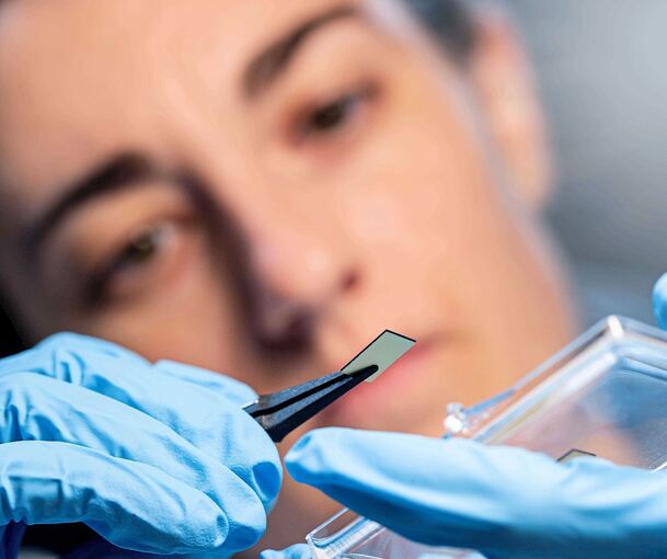 Mit der damit verbundenen Technik soll künftig viel Geld verdient werden: TFLN-Chip von Q.ANT.