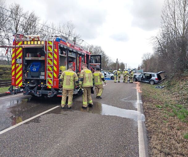 Neben Polizei und Rettungsdienst ist auch die Feuerwehr im Einsatz.