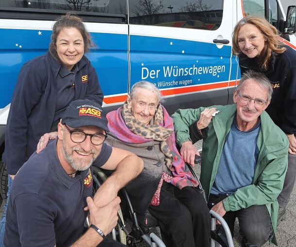 Elisabeth Stolzenburg kurz vor der Abfahrt zu ihrer Schwester. Links neben ihr ihr Sohn Bernhard Stolzenburg.